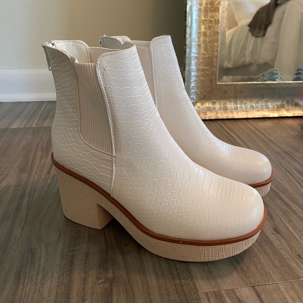 Pierre Dumas White Booties!